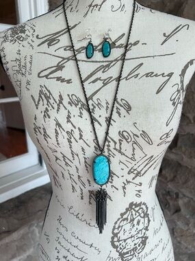 EUC Kendra Scott Verigated  Teal  Rayne  pendant Necklace  and Matching Earrings